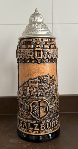 Jarra de Salzburgo en relieve con fortaleza