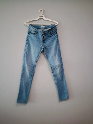 Pantalón vaquero azul ajustado