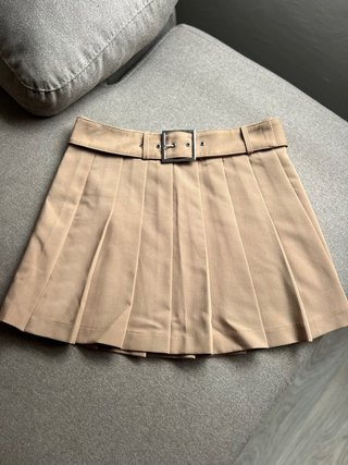 Falda plisada beige con cinturón