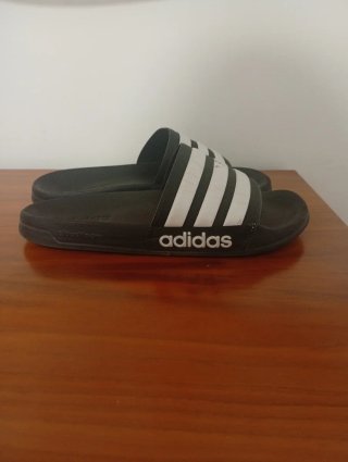 Chanclas Adidas Negras y Blancas
