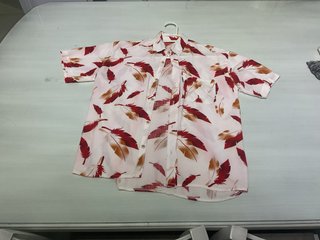 Playera con Estampado de Hojas Rojas Talla XS