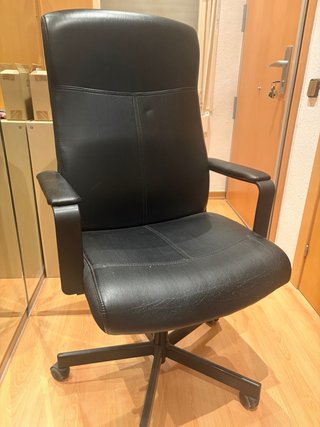 Silla de despacho giratoria negra