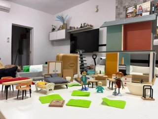 Casa de muñecas con accesorios y figuras