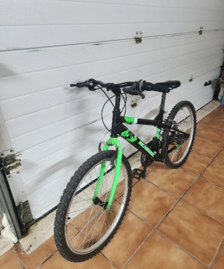 Bicicleta de Montaña Negra y Verde