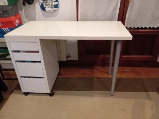 Mesa de escritorio con cajonera