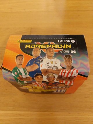 45 sobres i Adrenalyn XL LaLiga 2025-26