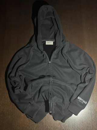 Chaqueta con capucha Essentials negra