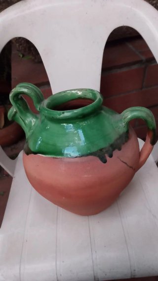 Cántaro de barro artesanal