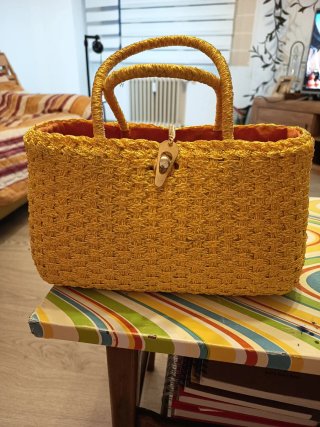 Bolso tipo cesta amarillo