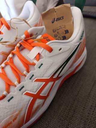 Zapatillas de pádel Asics blancas y naranjas