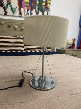 Lámpara de mesa con base metálica