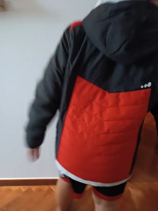 Abrigo de niño negro y rojo.