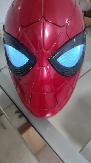 Máscara de Spiderman con ojos iluminados