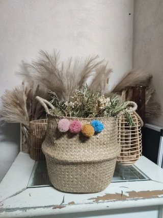 Cesto de Mimbre con Pompones