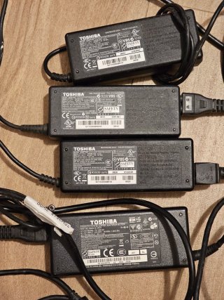 Lote de 4 Cargadores Toshiba para Portátil