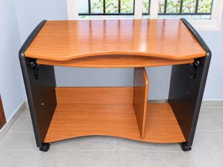Escritorio de madera con ruedas