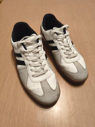 Zapatillas deportivas blancas y grises