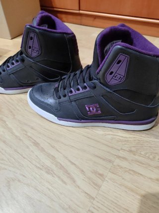 Zapatillas DC Negras y Moradas.