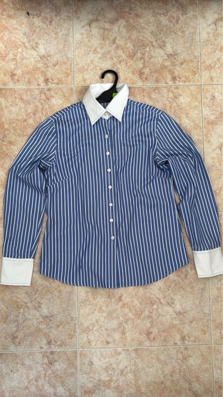Camisa de rayas azul y blanca