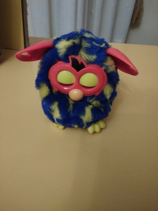 Furby azul y amarillo