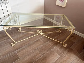 Mesa auxiliar de metal y cristal