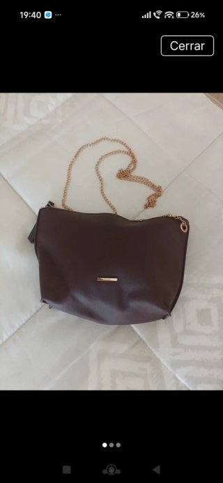 Bolso de hombro marrón con cadena dorada