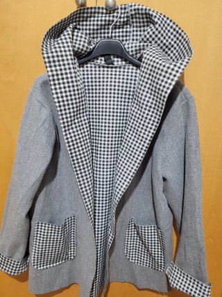 Chaqueta Gris con Detalles de Cuadros