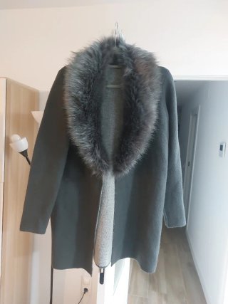 Chaqueta Larga Gris con Cuello de Pelo