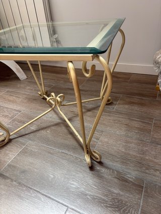 Mesa auxiliar con estructura metálica