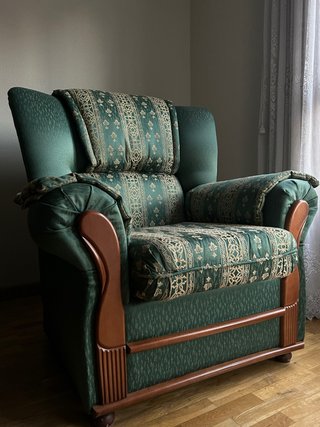 Sillón Clásico de Madera y Tela Verde. 2 unidades.