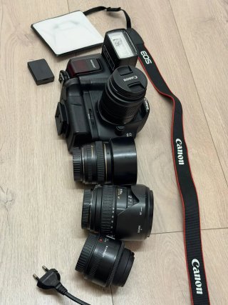 Cámara Canon EOS 1200D con objetivos y accesorios