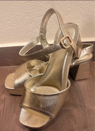 Sandalias de tacón doradas