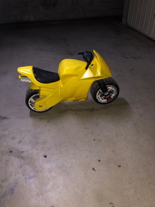 Moto correpasillos grande amarilla
