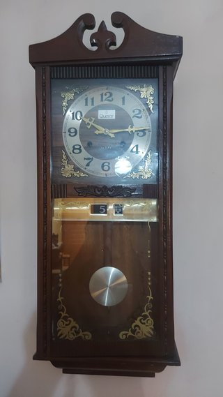 Reloj de pared clásico de madera