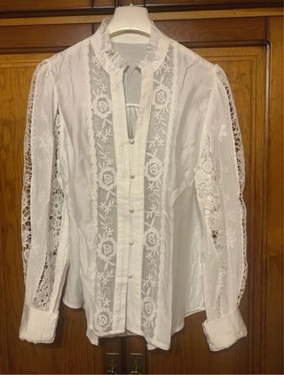 Blusa blanca con detalles de encaje