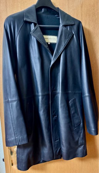 Chaquetón de cuero negro