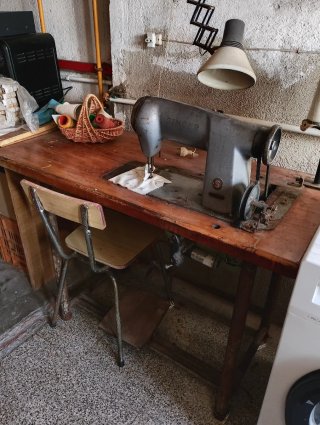 Máquina de coser Singer con mesa