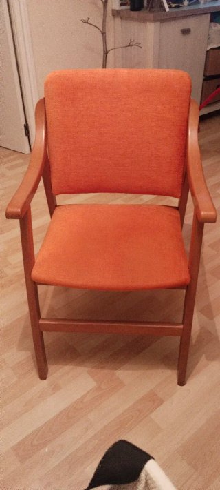 Silla de madera con tapizado naranja