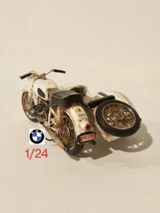 Moto con side envejecida escala 1/24