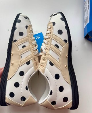 Zapatillas adidas con estampado de lunares