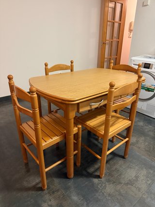 Mesa de cocina extensible con 4 sillas de madera