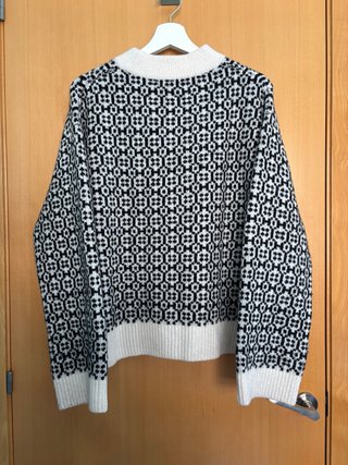 Jersey blanco y negro, estampado, apertura lateral