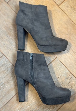 Botines de tacón grises
