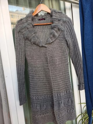 Jersey largo gris con cuello de pelo