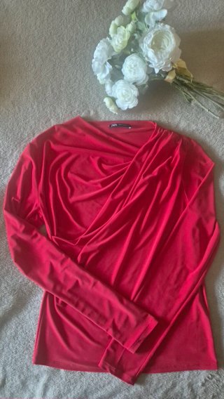 Camiseta roja con frunce Zara
