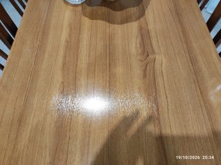 Mesa y sillas de comedor de madera