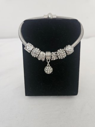 Bracciale color argento con charm