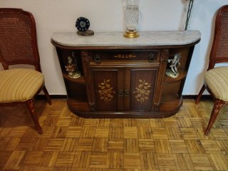 Mueble de entrada de madera con sobre de mármol