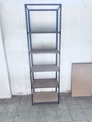 ESTANTERÍA METÁLICA CON 6 ESTANTES DE MADERA