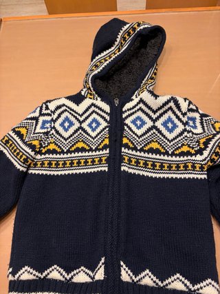Chaqueta de punto con capucha para niño. Talla 10